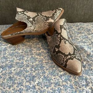 Dolcetta SerenaSnakeSkin Slip on Heeled Mules size 8